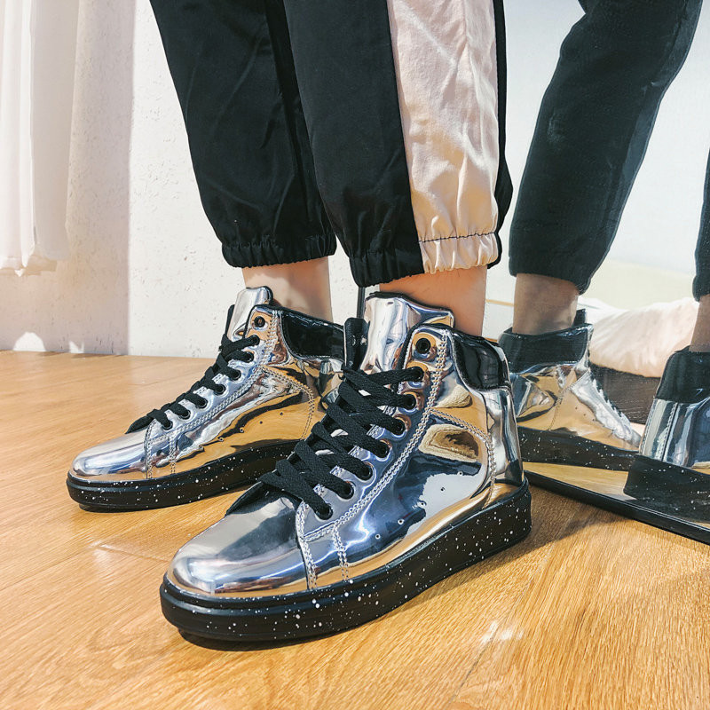 Tenisi de barbati actuali cu cravate in patru culori