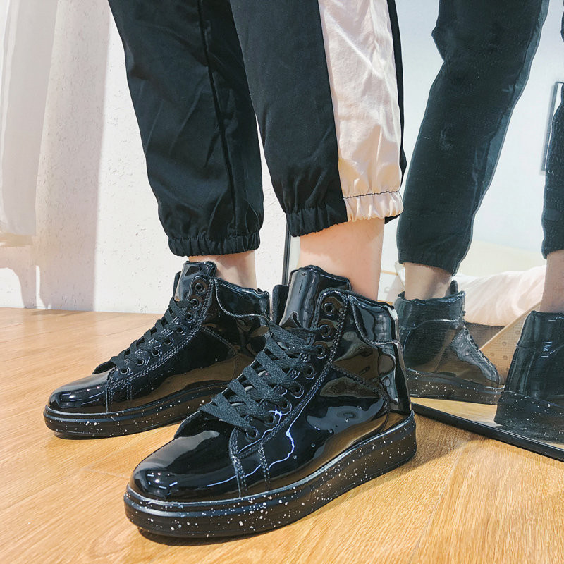 Tenisi de barbati actuali cu cravate in patru culori