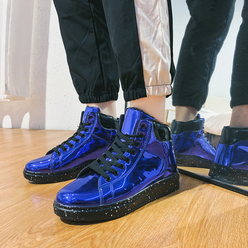 Tenisi de barbati actuali cu cravate in patru culori