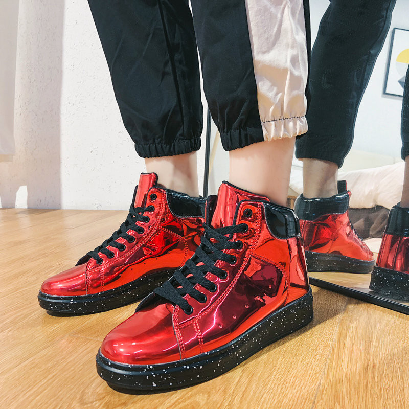 Tenisi de barbati actuali cu cravate in patru culori