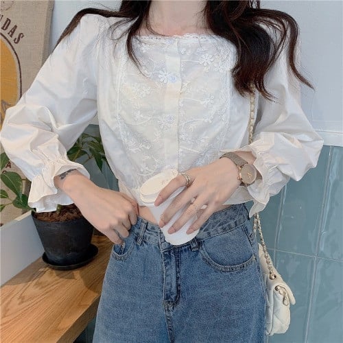 Κοντή γυναικεία μπλούζα με δαντέλα και μακρύ μανίκι 