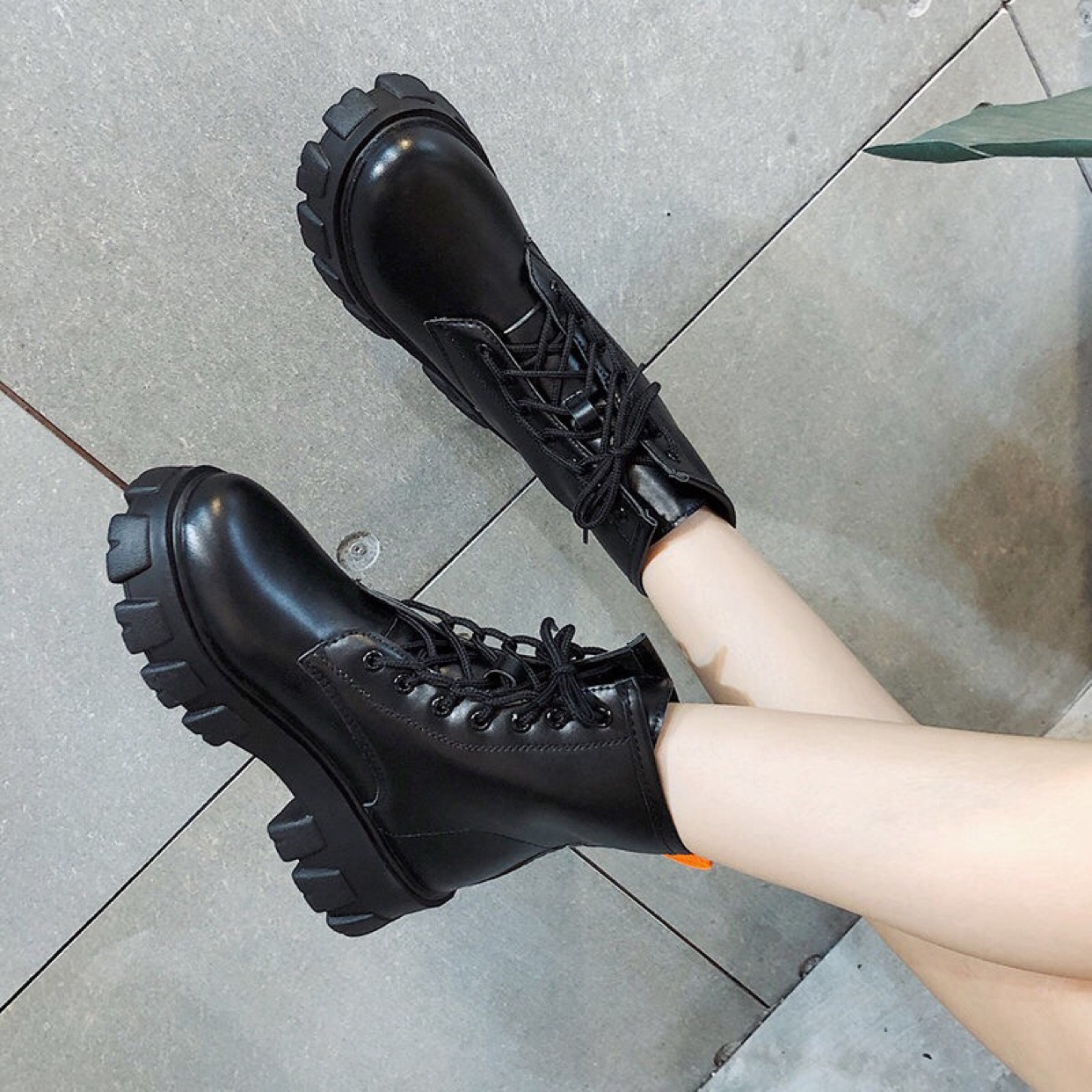 Καθημερινές γυναικείες μπότες σε μαύρο χρώμα με σκληρή σόλα