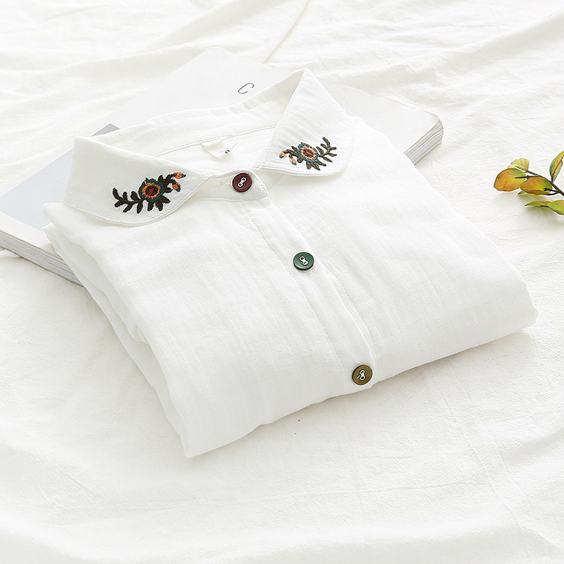 Μοντέρνο γυναικείο πουκάμισο με έγχρωμα κουμπιά και κεντήματα σε λευκό χρώμα