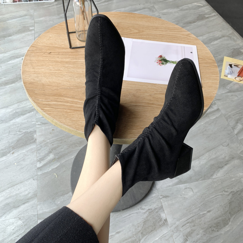 Νέο μοντέλο κομψές γυναικείες μπότες σε μαύρο και καφέ χρώμα