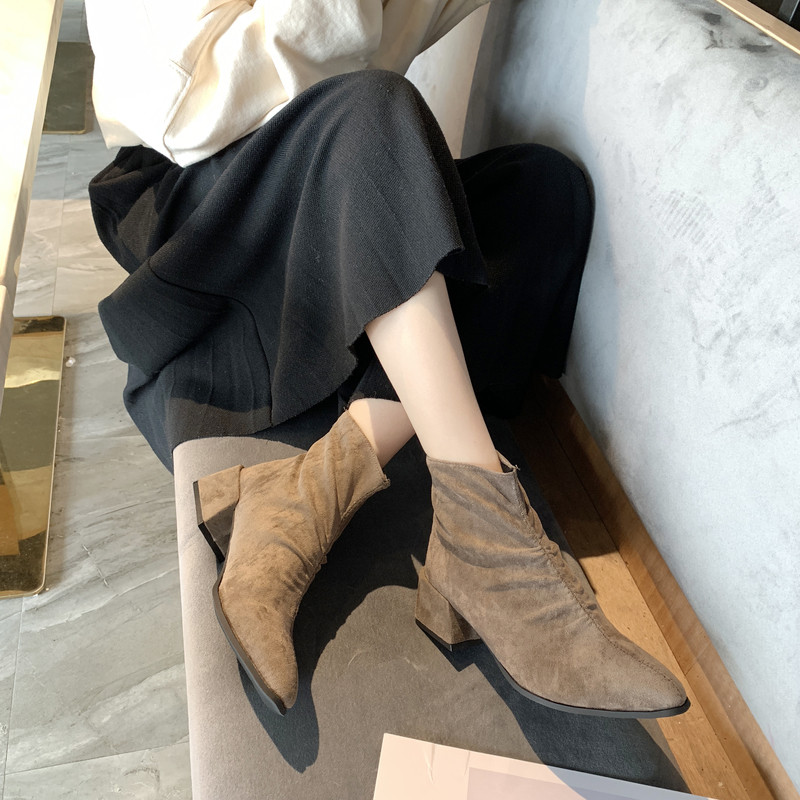 Model nou de cizme de dama stilate in negru si maro