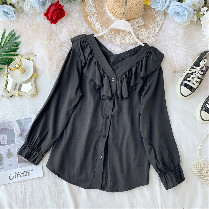 Cămașă de damă cu decolteu în V și nasturi în negru, roșu și alb