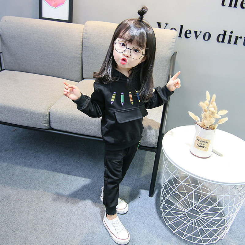 Set pentru copii in negru si rosu cu aplicatie pentru fete