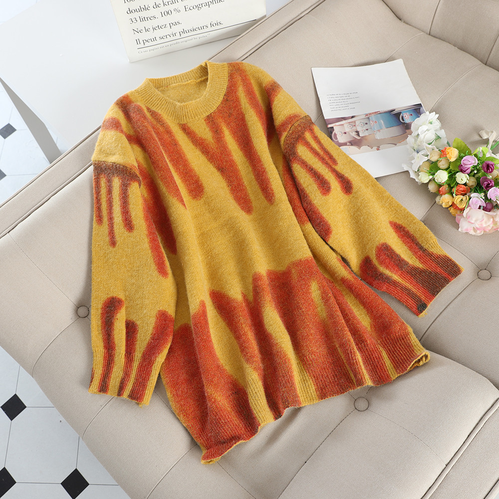 Széles női pulóver színes mintával fehér, szürke és sárga színben