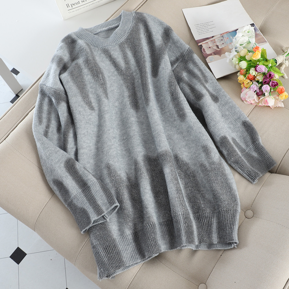 Széles női pulóver színes mintával fehér, szürke és sárga színben