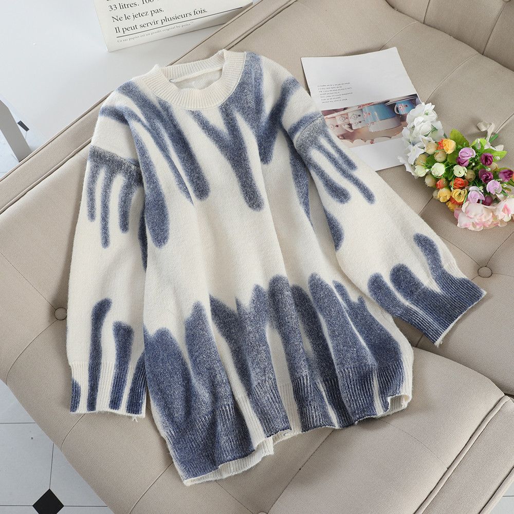 Széles női pulóver színes mintával fehér, szürke és sárga színben