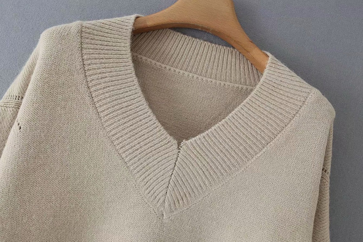 Μακρύ πουλόβερ με λαιμόκοψη και σχισμένο μοτίβο σε μπεζ χρώμα