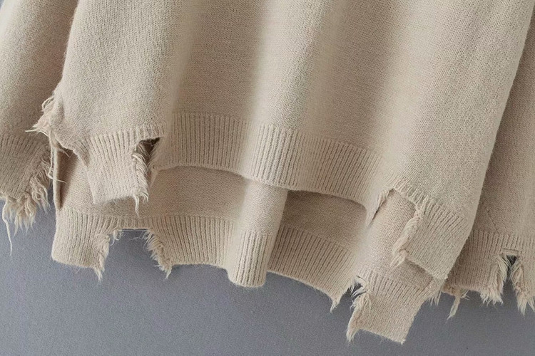 Μακρύ πουλόβερ με λαιμόκοψη και σχισμένο μοτίβο σε μπεζ χρώμα