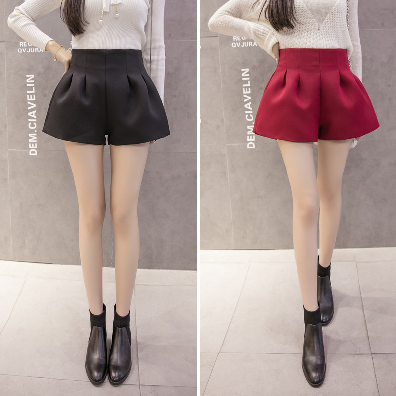 Модерни дамски къси панталони в два цвята