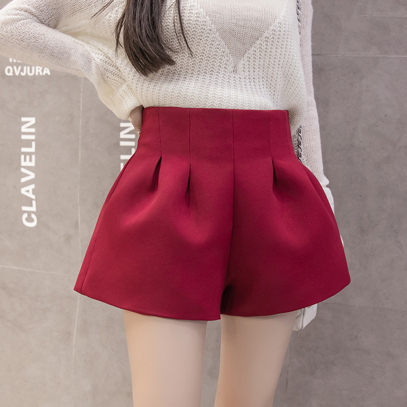 Μοντέρνα γυναικεία σορτς σε δύο χρώματα