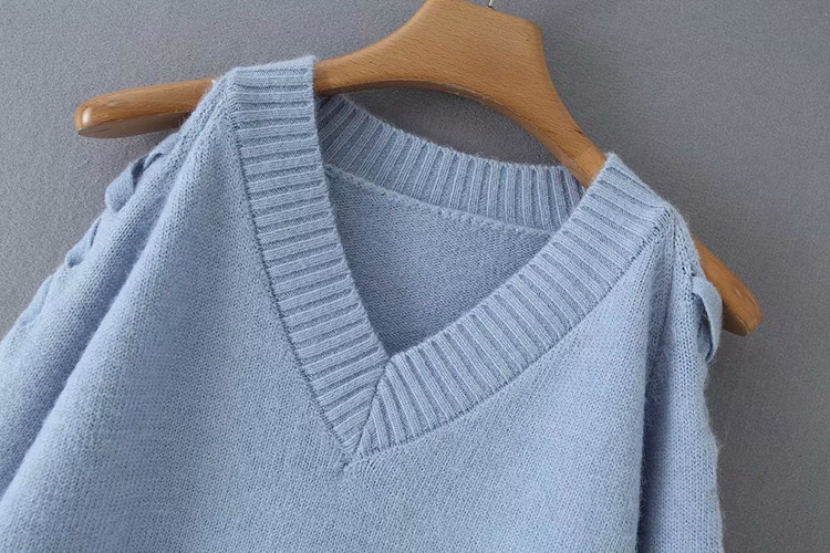 Pulover de dama cu cravate si umerii goi in albastru si bej