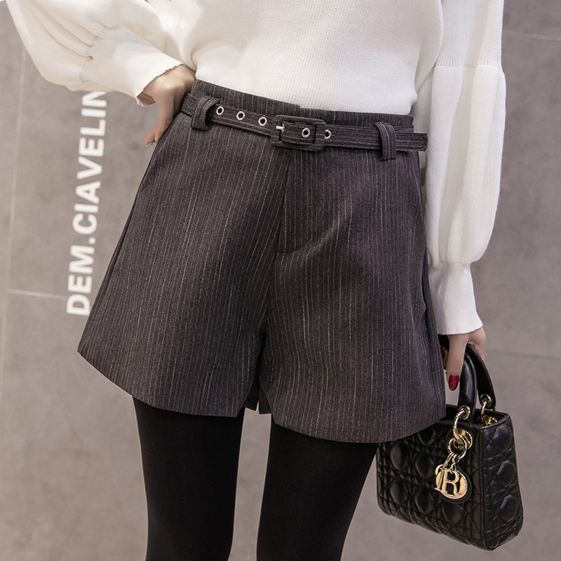 Pantaloni scurți topici de damă în mai multe culori cu curea