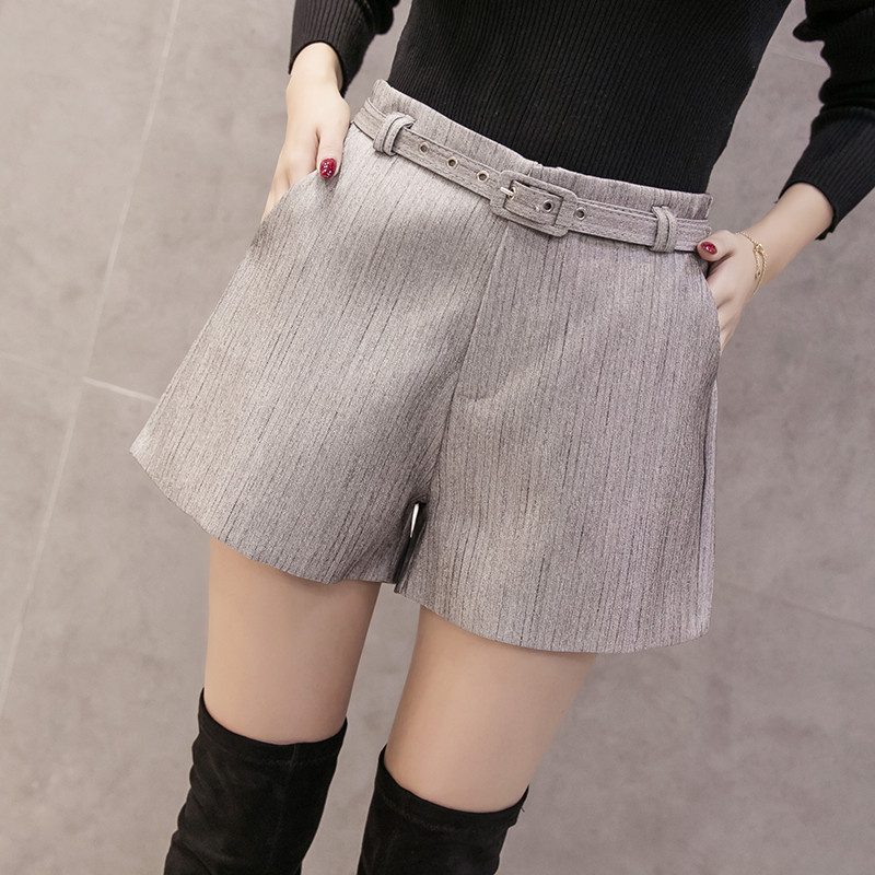 Pantaloni scurți topici de damă în mai multe culori cu curea