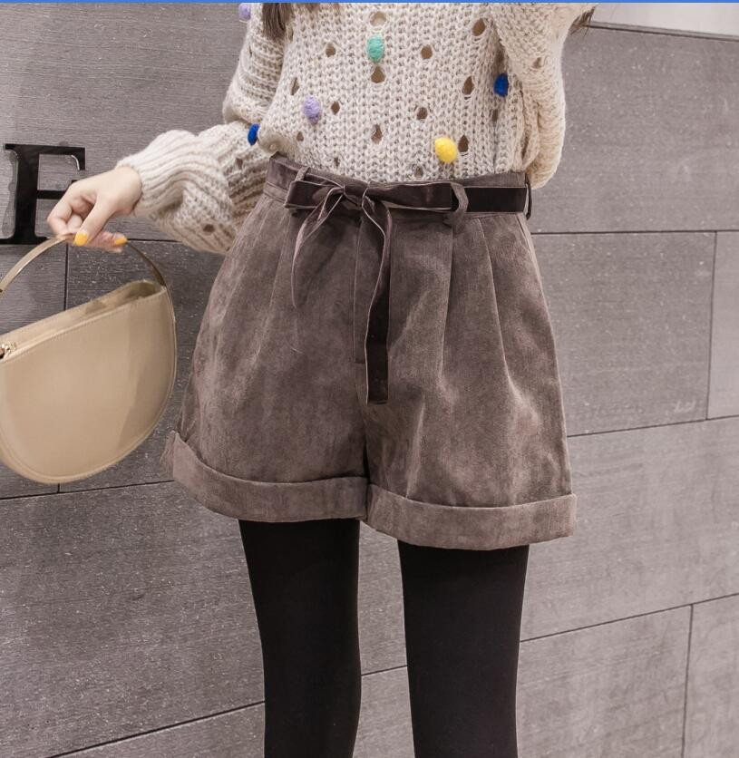 Модерни дамски къси панталони в кафяв цвят от еко велур