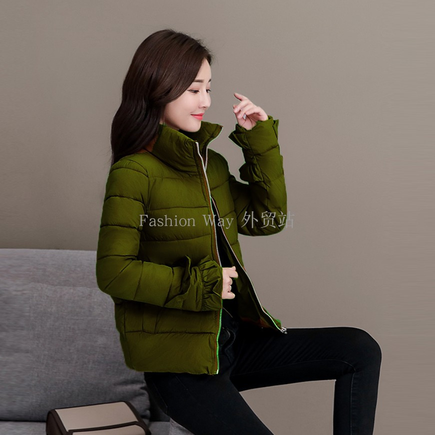 Μοντέρνο χειμερινόγυναικείο μπουφάν με ψηλό γιακά σε διάφορα χρώματα