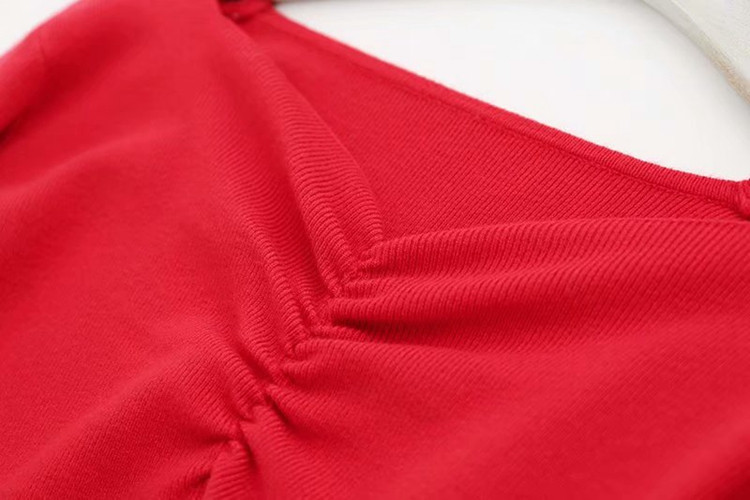 Σύντομο γυναικείο πουλόβερ  με λαιμόκοψη και μακρύ μανίκι σε κόκκινο χρώμα