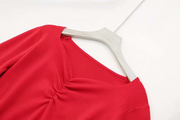 Σύντομο γυναικείο πουλόβερ  με λαιμόκοψη και μακρύ μανίκι σε κόκκινο χρώμα