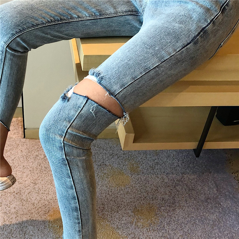 Alkalmi női farmer Karcsú modell kék színben, szakadt motívumokkal