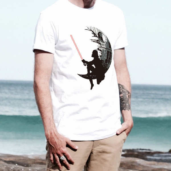 Tricou casual barbatesc cu decolteu O si aplicatie