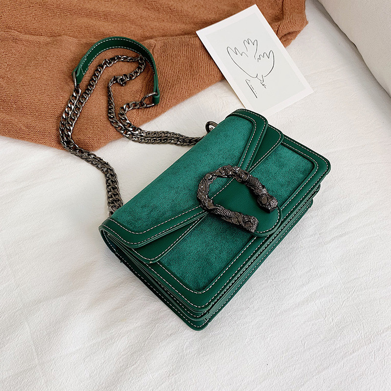 Γυναικεία τσάντα με μεταλλική στερέωση σε τέσσερα χρώματα