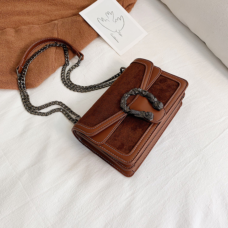 Γυναικεία τσάντα με μεταλλική στερέωση σε τέσσερα χρώματα