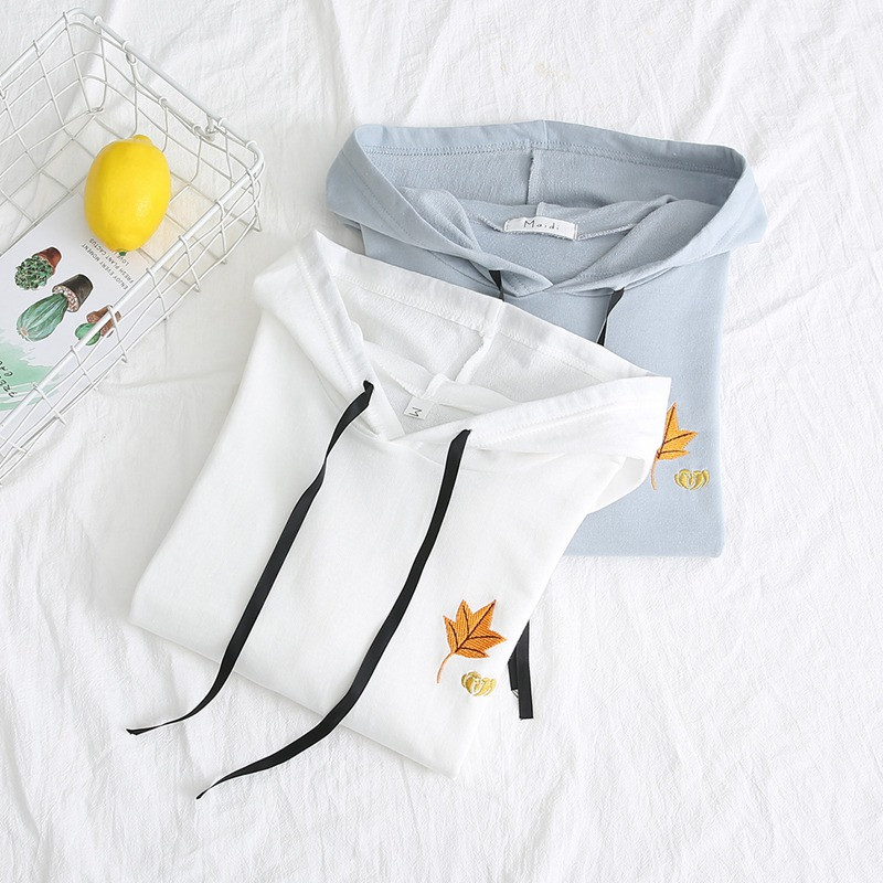 Bluza de dama model nou cu gluga si broderie in alb si albastru