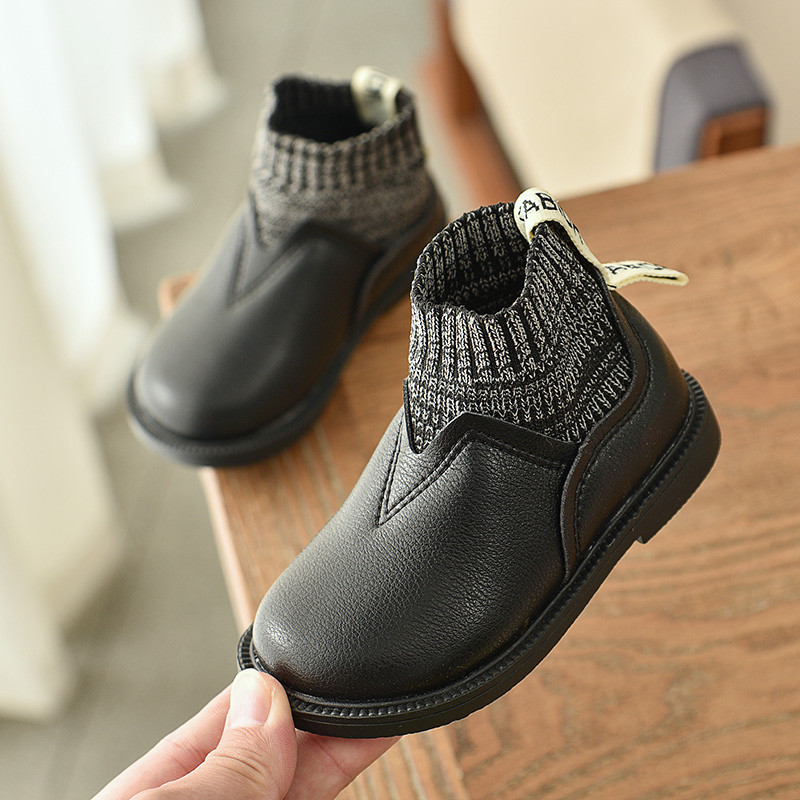 Modern gyerekcsizma lányoknak fekete, fehér és rózsaszín színben