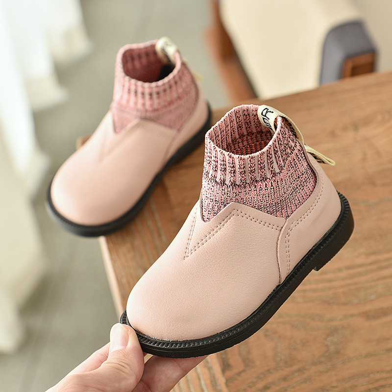 Modern gyerekcsizma lányoknak fekete, fehér és rózsaszín színben