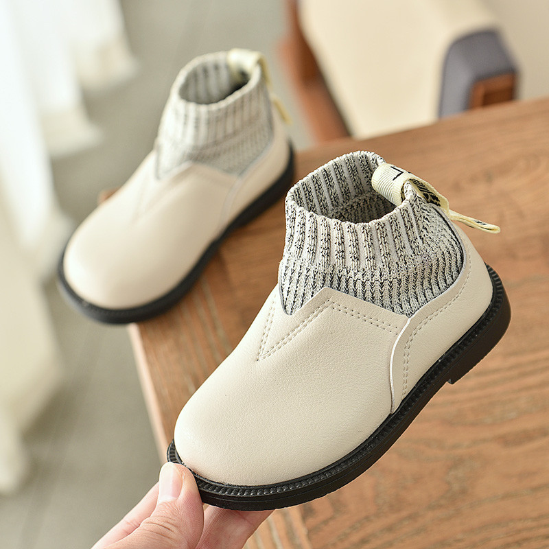 Modern gyerekcsizma lányoknak fekete, fehér és rózsaszín színben