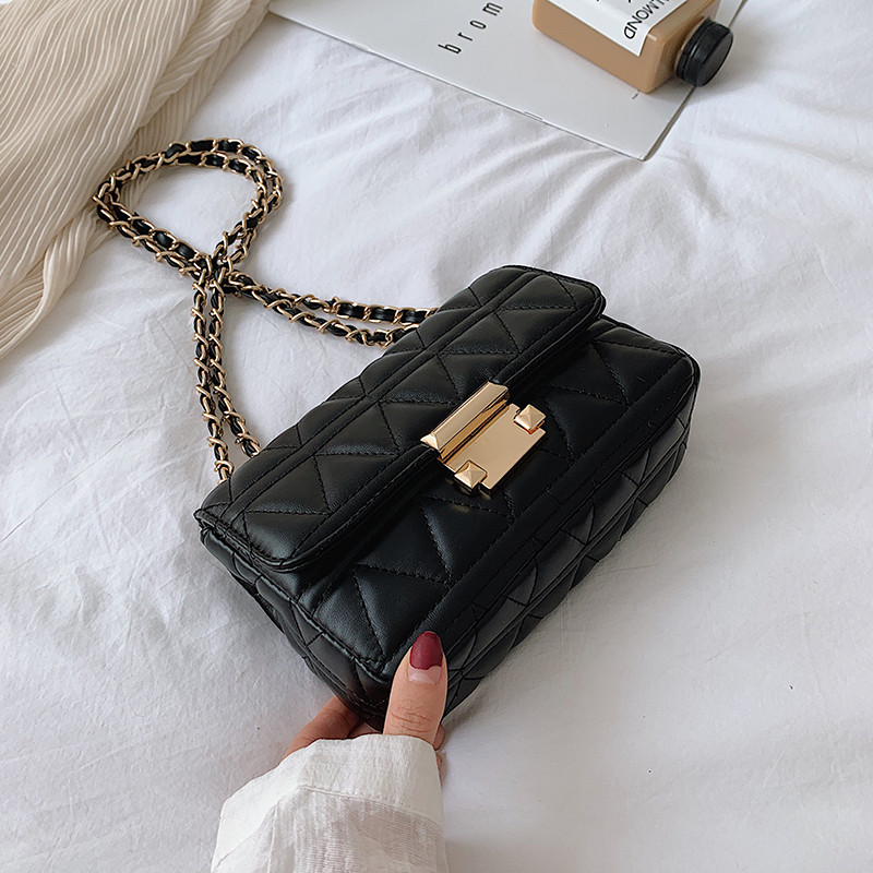 Geanta de dama din piele cu inchidere metalica in cinci culori diferite