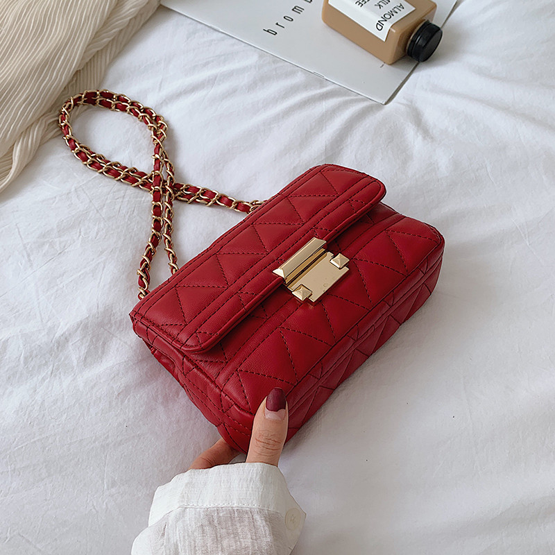 Geanta de dama din piele cu inchidere metalica in cinci culori diferite