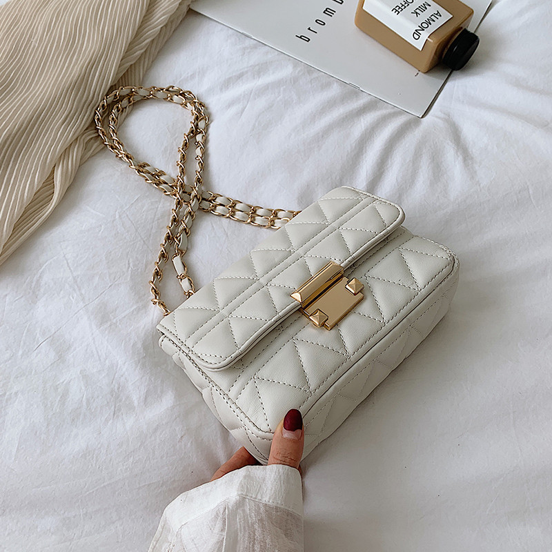 Geanta de dama din piele cu inchidere metalica in cinci culori diferite