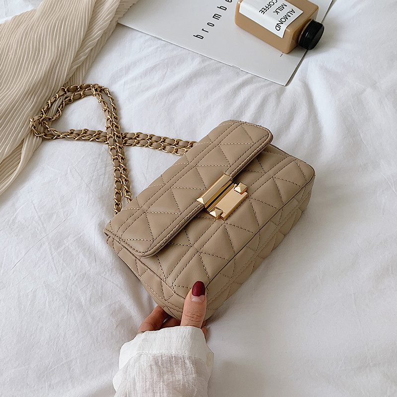 Geanta de dama din piele cu inchidere metalica in cinci culori diferite