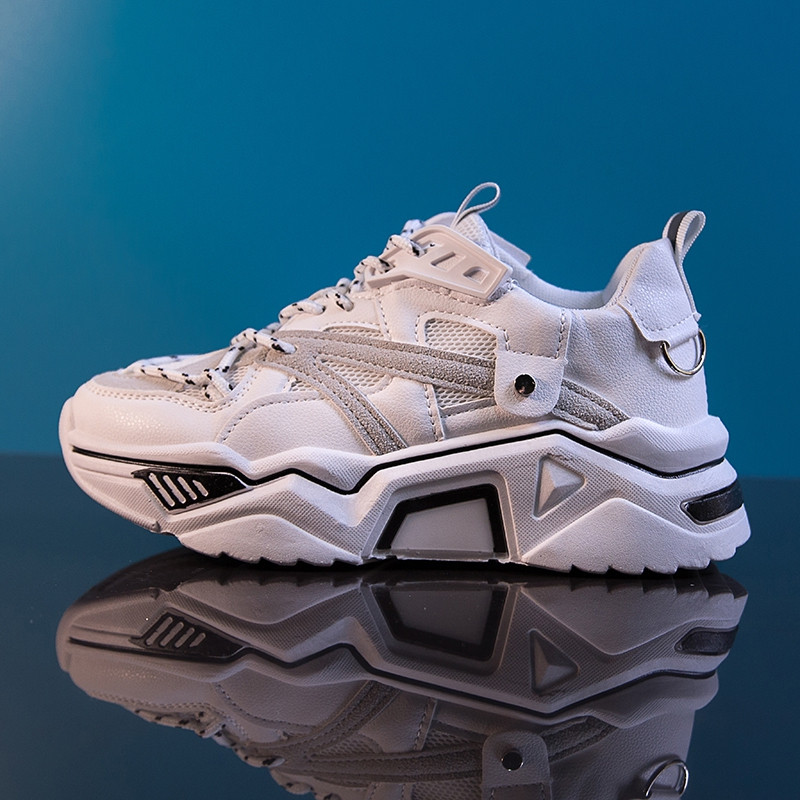 Öko bőrből készült női sportcipő fehér és fekete színben, fűzővel