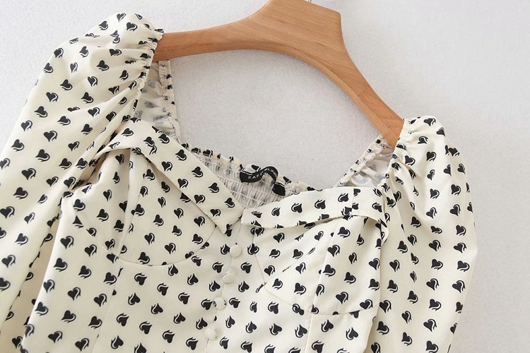 Rövid női blúz négyzet alakú nyakkivágással és széles ujjakkal