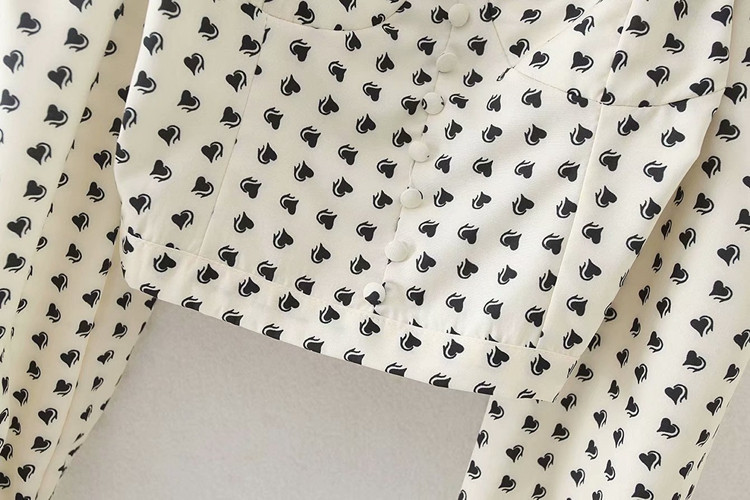 Rövid női blúz négyzet alakú nyakkivágással és széles ujjakkal