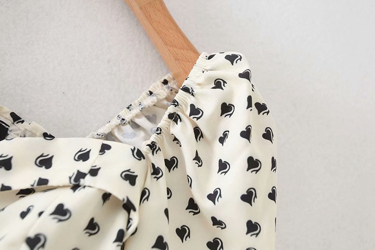 Rövid női blúz négyzet alakú nyakkivágással és széles ujjakkal