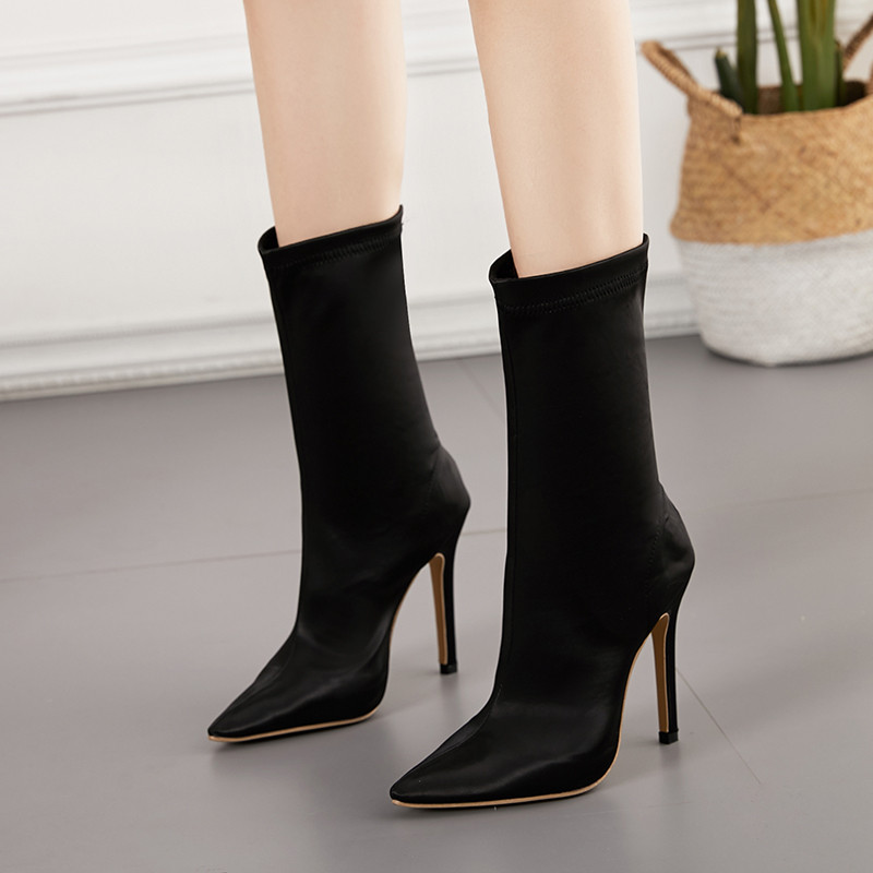 Κομψές γυναικείες μαύρες μπότες με ψηλό τακόυνι - μυτερό μοντέλο