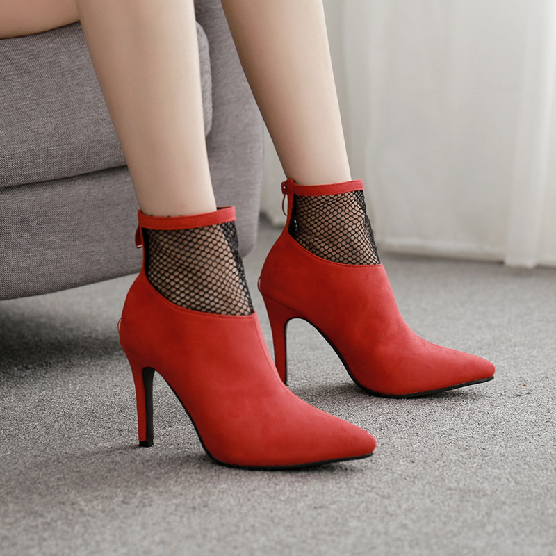 Μοντέρνες γυναικείες μπότες σε κόκκινο χρώμα με λεπτό τακούνι
