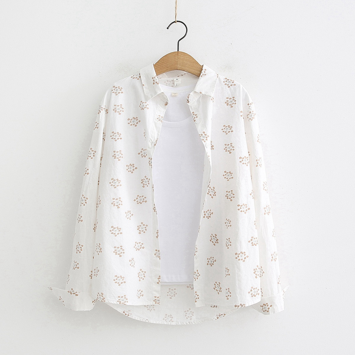 Μοντέρνο γυναικείο πουκάμισο με φυτικά μοτίβα και κλασικό λευκό κολάρο