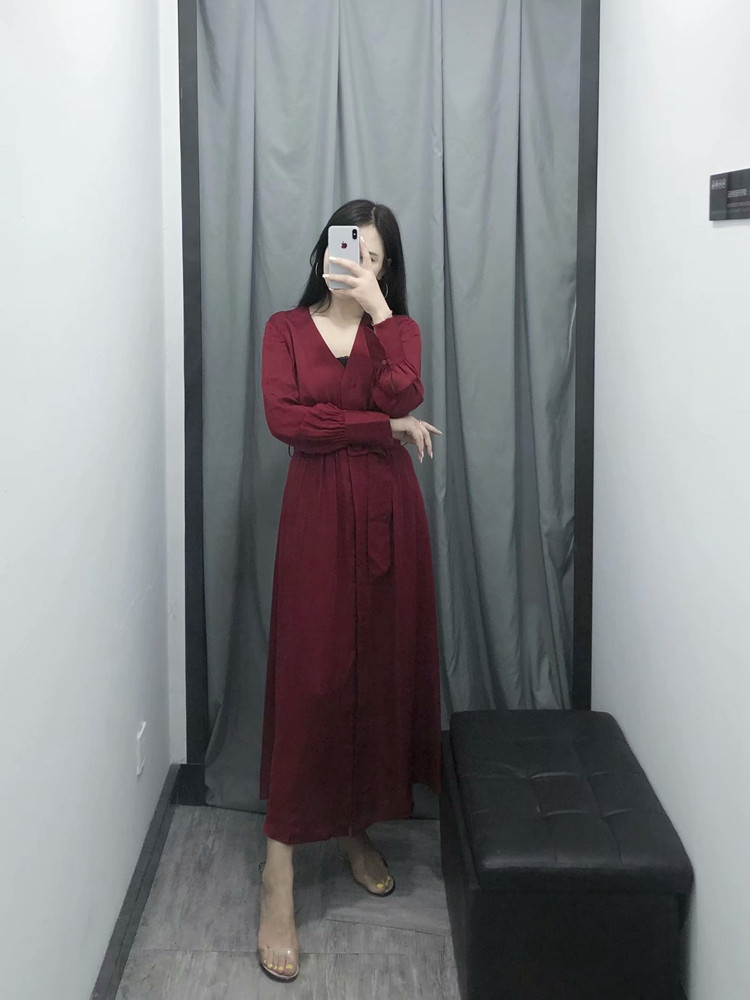 Hosszú bordó női ruha, derekán övvel