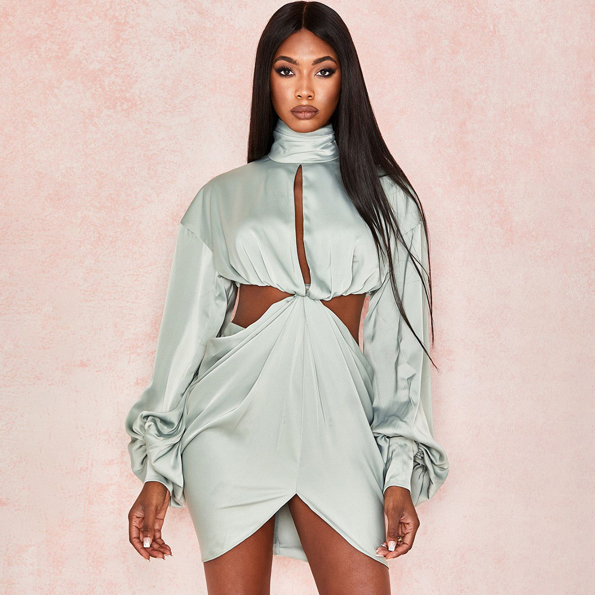 Stílusos női ruha magas gallérral és hosszú ujjal