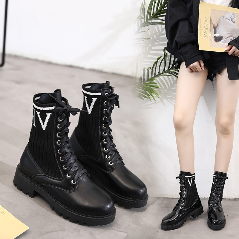 Μοντέρνες γυναικείες μπότες με δαντέλα και  γράμματα σε μαύρο χρώμα