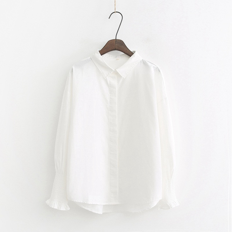 Modern női ing fehér és kék színben gombokkal és klasszikus gallérral