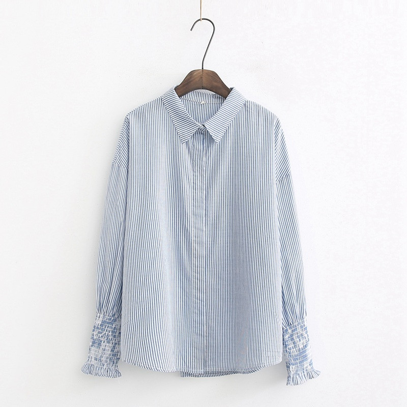 Modern női ing fehér és kék színben gombokkal és klasszikus gallérral