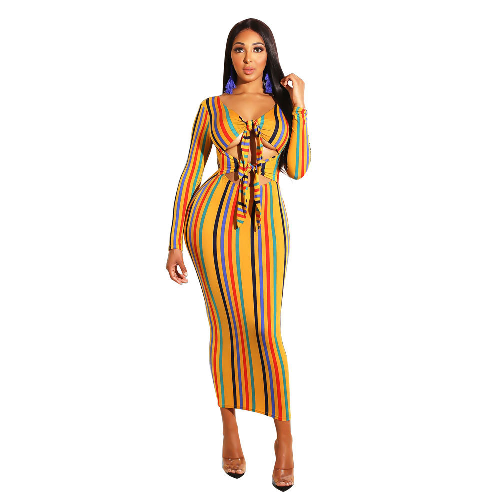 Modern hosszú női ruha kivágott részekkel és nyakkendőkkel